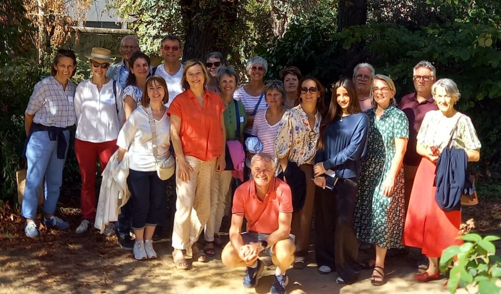 Les participants de la 8ème journée "Ensemble, on avance !" dans le futur jardin de la maison Toit Même