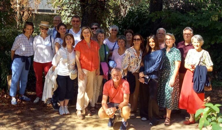 Les participants de la 8ème journée "Ensemble, on avance !" dans le futur jardin de la maison Toit Même